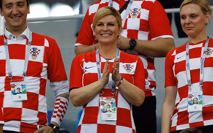 Bàn thắng của Mario Mandzukic ở phút thứ 109 tại trận Bán kết gặp Anh ngày 11/7 đã đưa đất nước nhỏ Croatia lần đầu tiên vào trận Chung kết World Cup, khiến hơn 4 triệu người dân vỡ òa sung sướng, trong đó có Tổng thống Kolinda Grabar-Kitarovic (giữa).