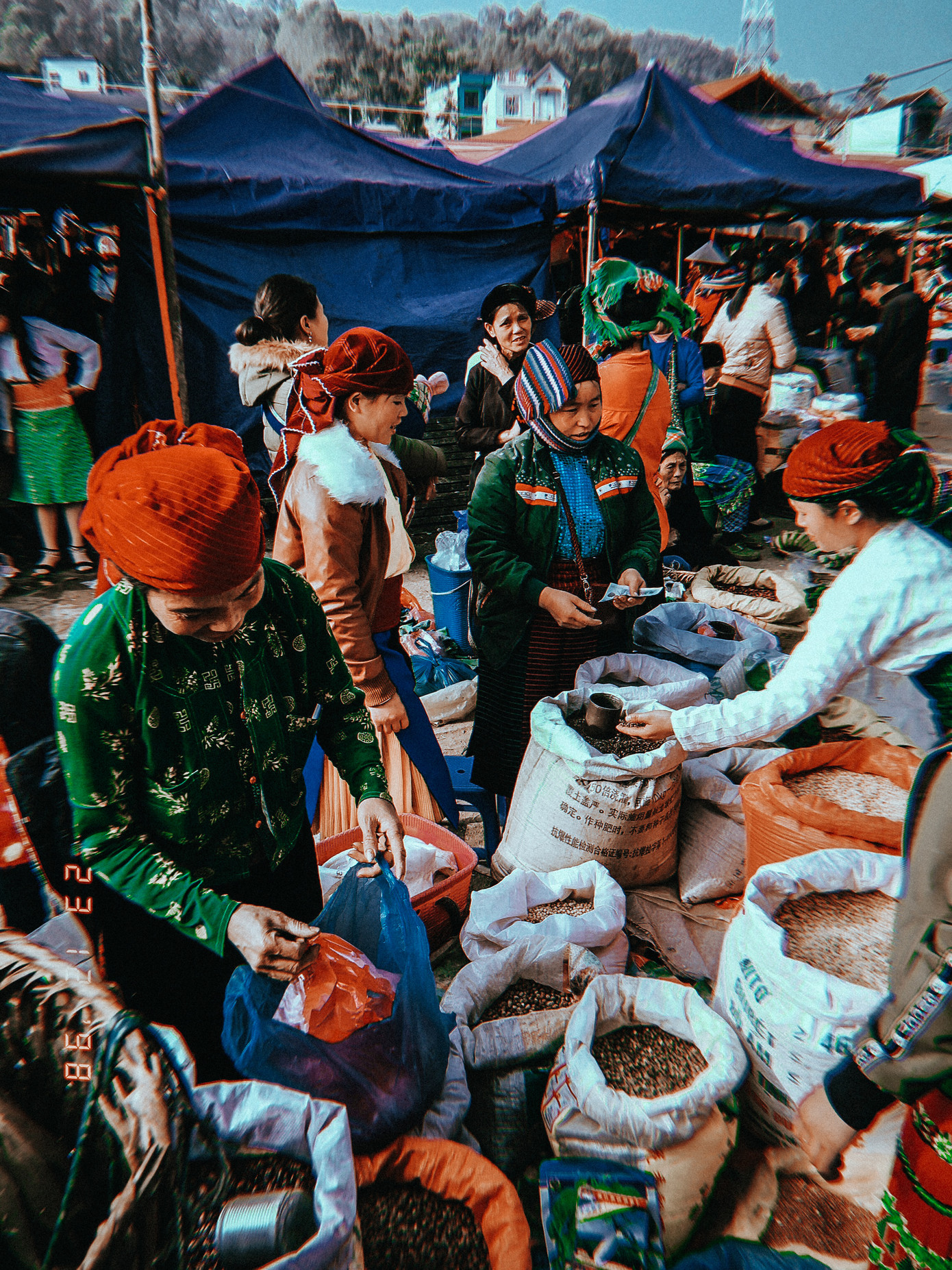 Rất nhiều mặt hàng đa dạng của địa phương được bày bán tại chợ phiên.