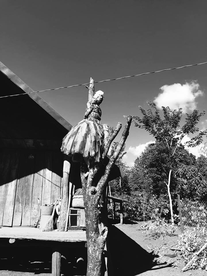 Tấm ảnh hậu trường được H'Hen Niê đăng tải tuy hơi hài hước nhưng biết đâu qua ống kính của chuyên gia sẽ trở nên khác.