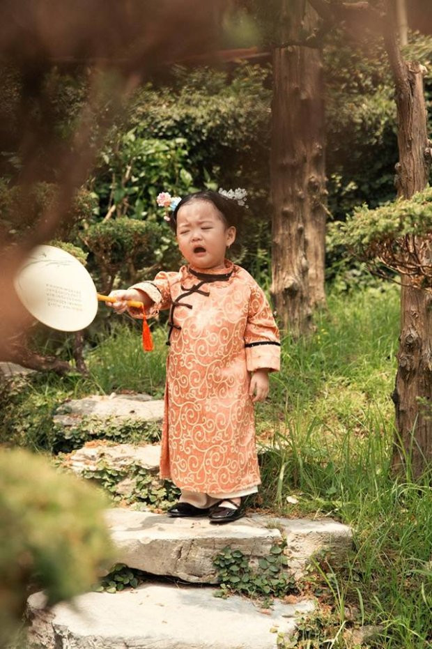 Ngoài trang phục đúng chất và thần thái cực đáng yêu, người xem còn liên tục thả tim cho em bé này ở cả những khoảnh khắc tiểu Anh Lạc bật khóc.