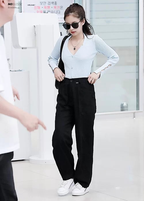 Jennie cắm thùng cardigan với quần ống suông tôn dáng. Chiếc kính đen giúp cô nàng thực sự toát lên