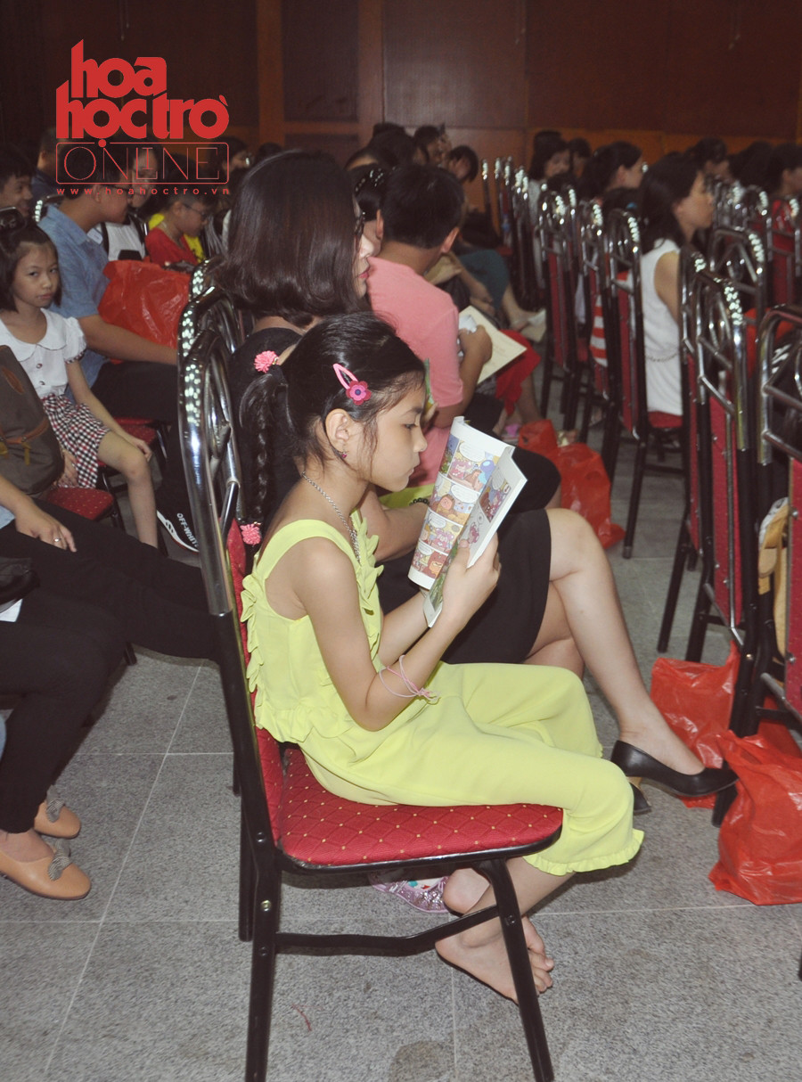 Phần quà nhỏ mà tất cả các bạn học sinh tham dự Lễ trao giải đều mê tít là những cuốn sách ý nghĩa.