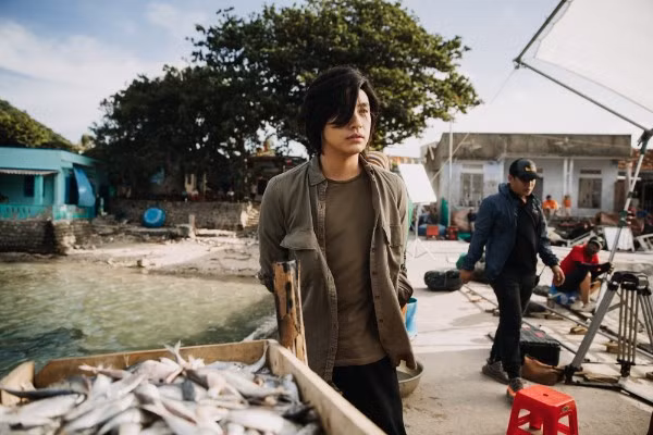 Trùng hợp thay, nhân vật của Noo Phước Thịnh cũng từng sinh sống ở miền biển. Chắc chị Ca-nô rất vui vì có một cậu em 