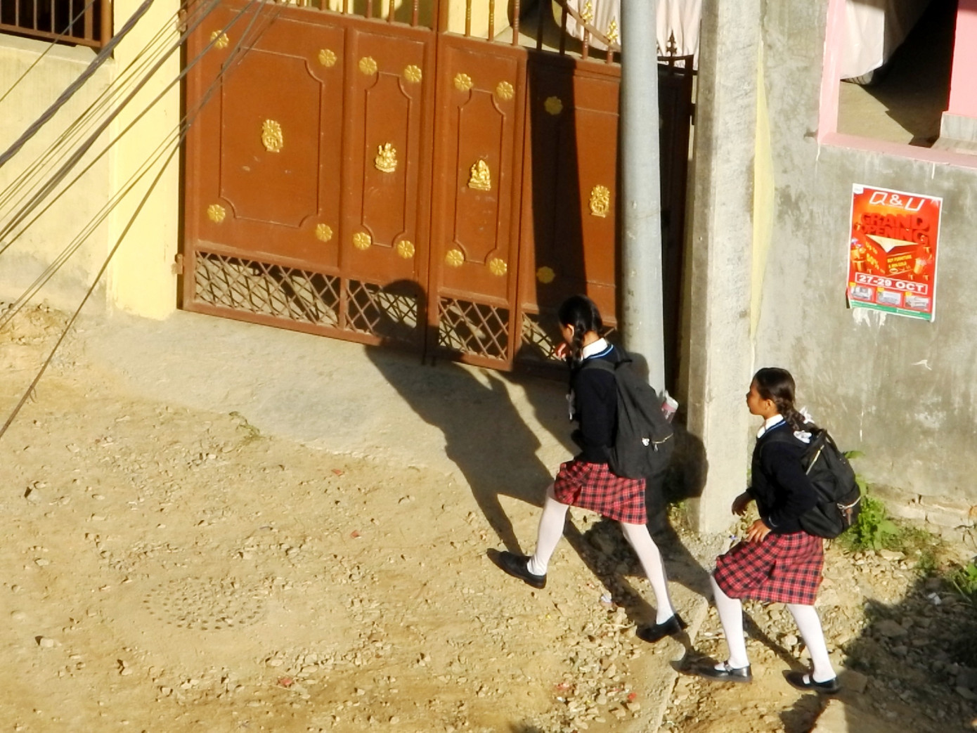 Học sinh Nepal đến trường khá trễ, sau khoảng 8 giờ sáng