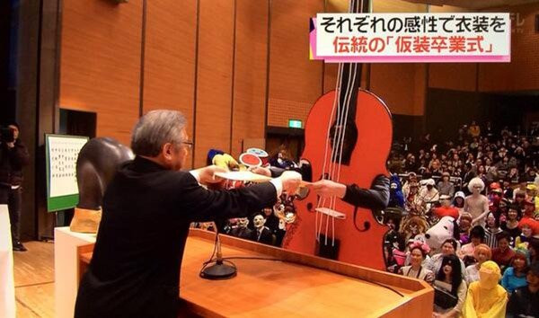 Tấm bằng trao tay, mời anh đi về chỗ...