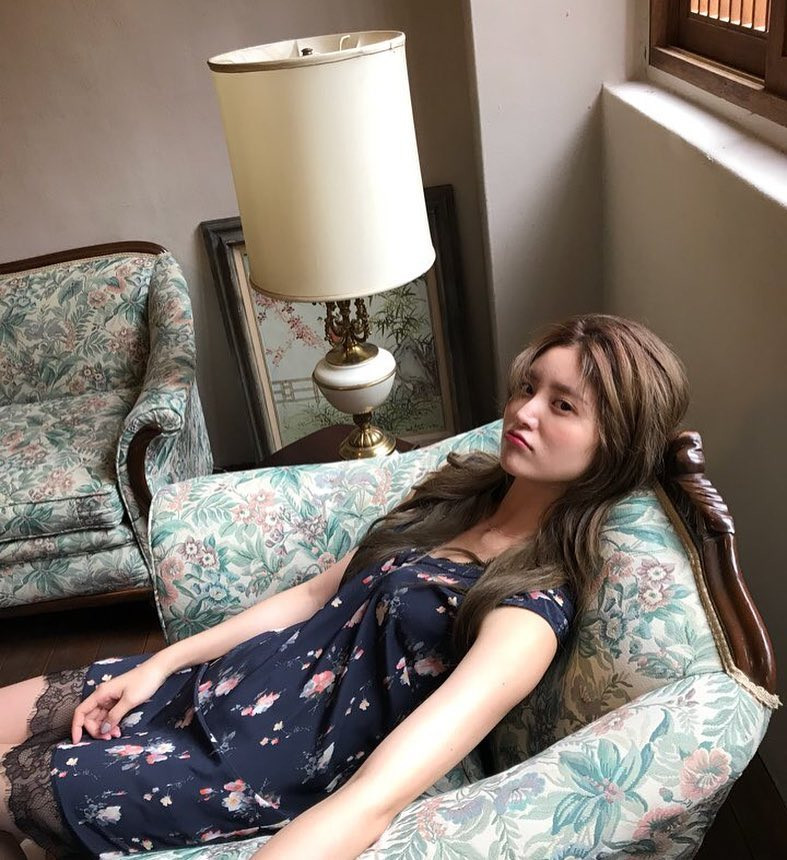 Cô út Jeonghwa sẽ là kiểu người yêu rất thầm lặng. 