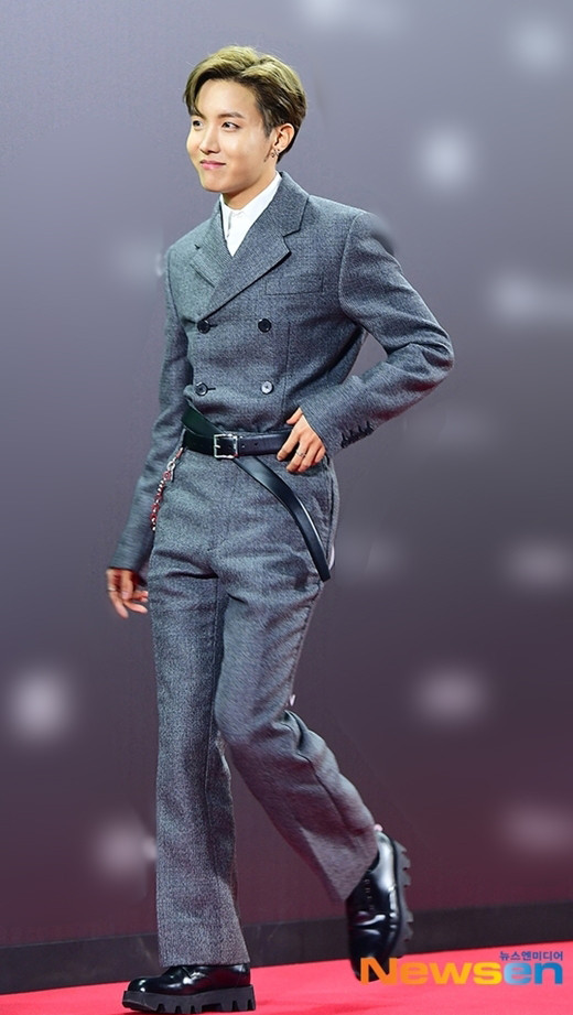 J-Hope cũng là một trong những nam idol có trang phục thảm đỏ ấn tượng tại MMA năm nay. Anh chàng diện nguyên set đồ của Prada, kết hợp thắt lưng làm điểm nhấn.