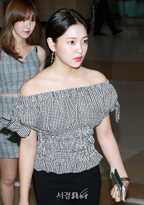 Áo dáng peplum cũng là món đồ hiệu quả để giúp hông nở, eo nhỏ hơn, thân hình vì thế mà cân đối hơn.