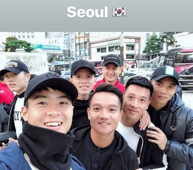 Các tuyển thủ Việt Nam bao gồm: Thanh Trung, Duy Mạnh, Văn Lâm, Xuân Trường,... rạng ngời trong ngày được xả trại.