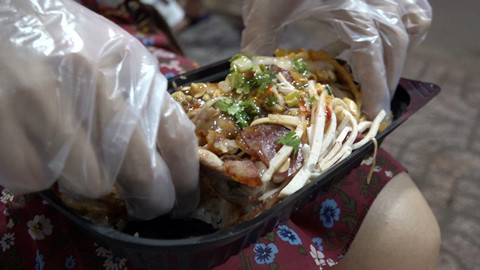 ôi được trộn và bốc tay theo hướng dẫn của chủ xe xôi.