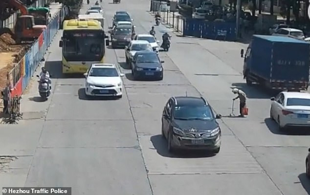 Cụ bà mắc kẹt và bất lực trong cảnh trong vòng vây xe cộ. Cụ bà mắc kẹt và bất lực trong cảnh trong vòng vây xe cộ.
