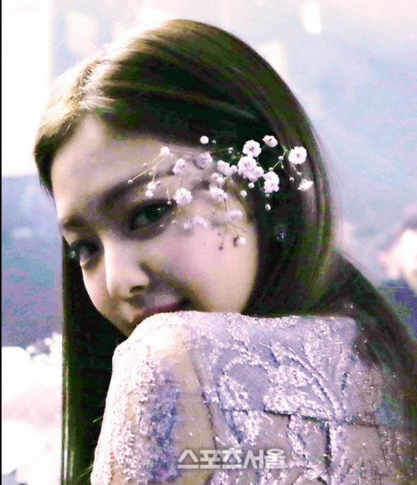 Jennie xinh xắn với bông hoa mà Nayeon tặng