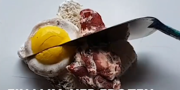 Bữa sáng đủ chất: trứng ốp, bánh mì nướng và thịt bò bit tết ..., chỉ ngắm thôi, không ăn được.