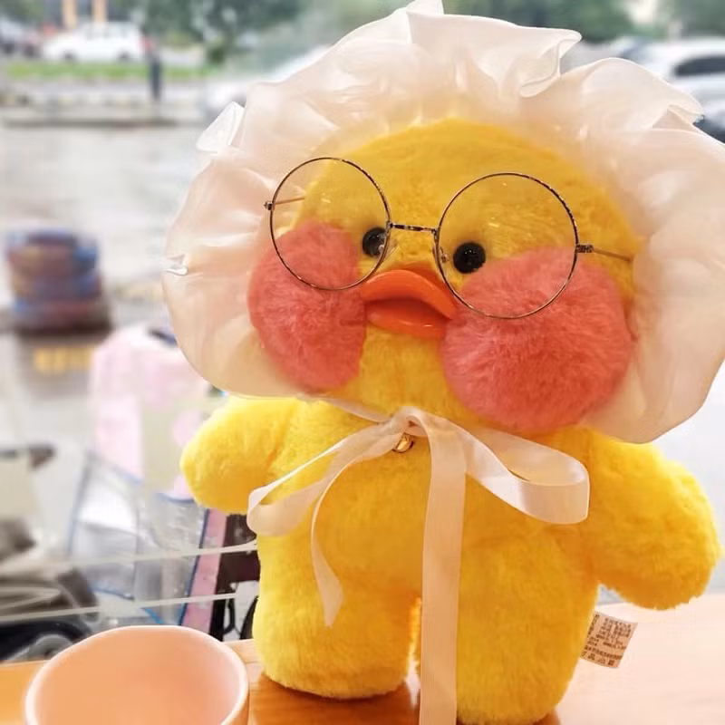 Vịt môi trề phiên bản em bé đội mũ nơ.