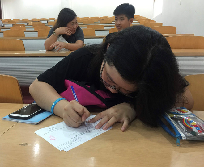 Thí sinh làm thủ tục thi thử kỳ thi năng lực do Trường ĐH Quốc tế tổ chức. Ảnh: HÀ ÁNH.