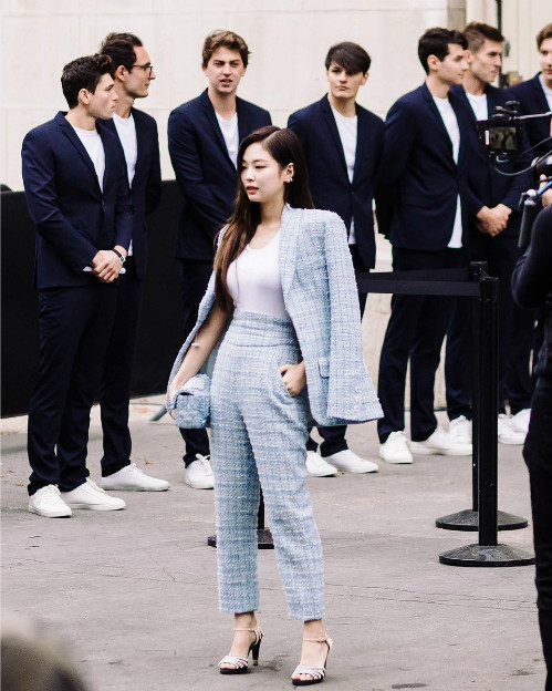 Mới đây, Jennie vừa tham dự show diễn Xuân/Hè 2019 của Chanel, thuộc khuôn khổ tuần lễ thời trang Paris với tư cách khách mời.