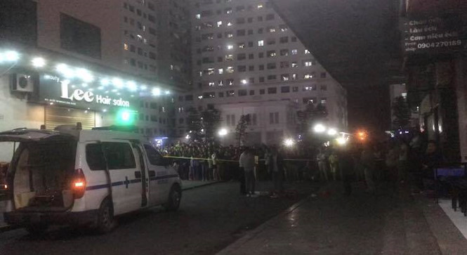 Đến khoảng 22 giờ cùng ngày, thi thể bé cháu bé được đưa ra khỏi hiện trường. ẢNH: TRẦN CƯỜNG.