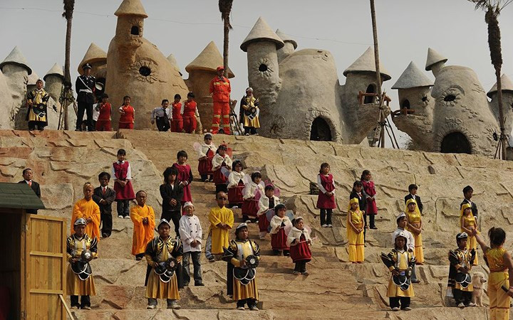 Đây là màn trình diễn mang tên “Đế chế người lùn”, một tiết mục “đinh” tại 1 công viên giải trí ở Tây Nam tỉnh Vân Nam (Trung Quốc).