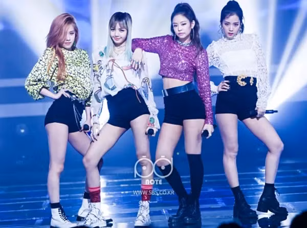 Black Pink giành được chiến thắng đầu tiên trên sân khấu Inkigayo ngày 21/8/2016 với ca khúc Whistle. Khi đó, girlgroup nhà YG mới chỉ là tân binh có tuổi nghề... 13 ngày.
