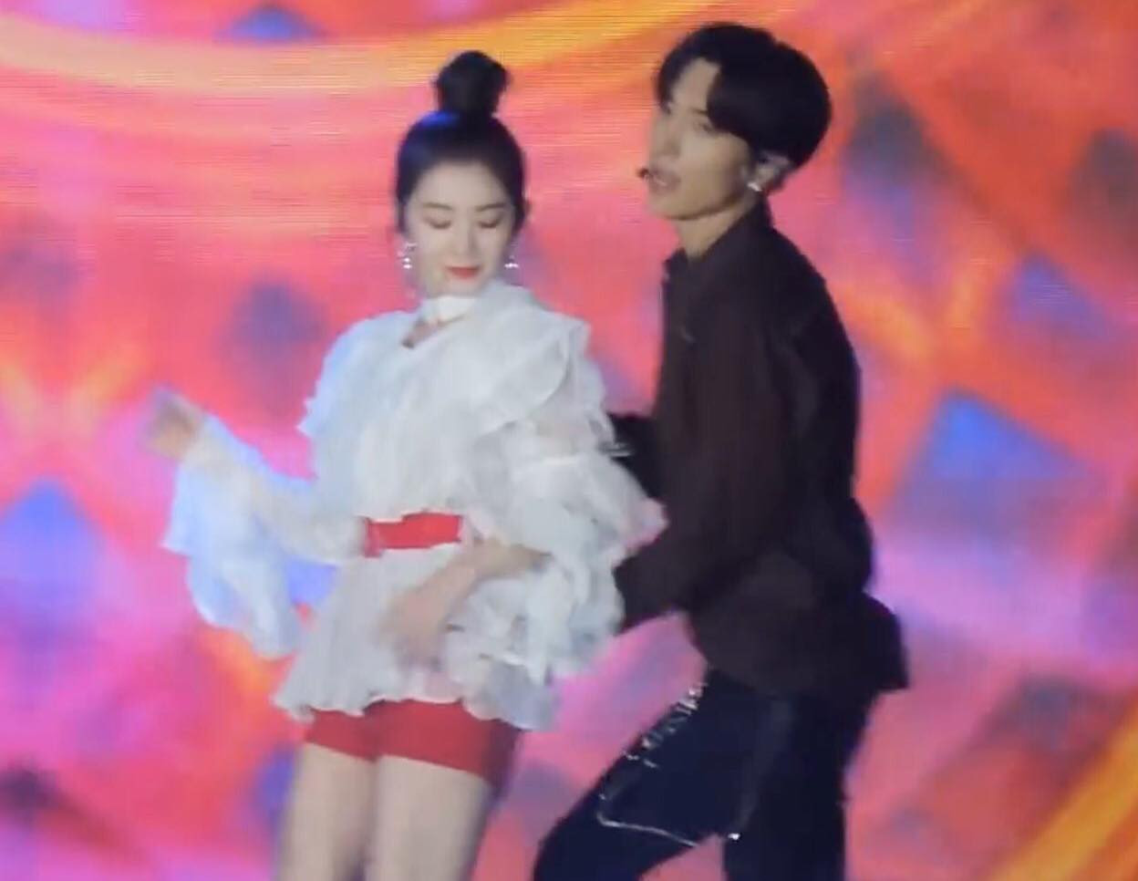 Động tác đặt tay vào eo gây ra tranh cãi giữa các fan.