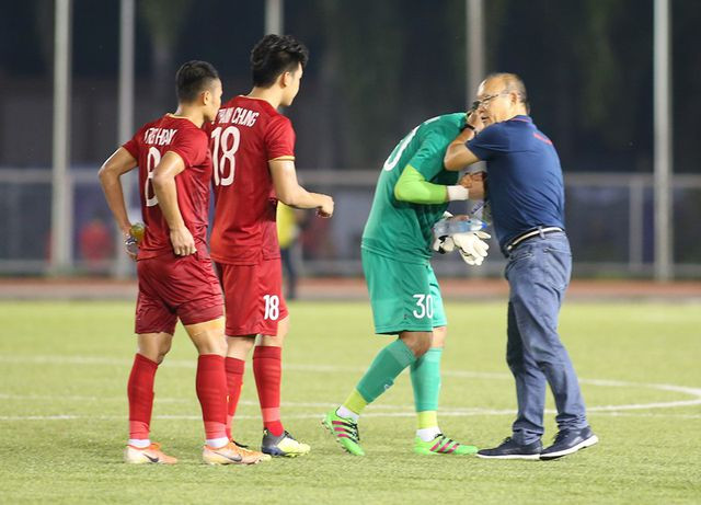 HLV Park Hang Seo an ủi thủ thành Văn Toản.