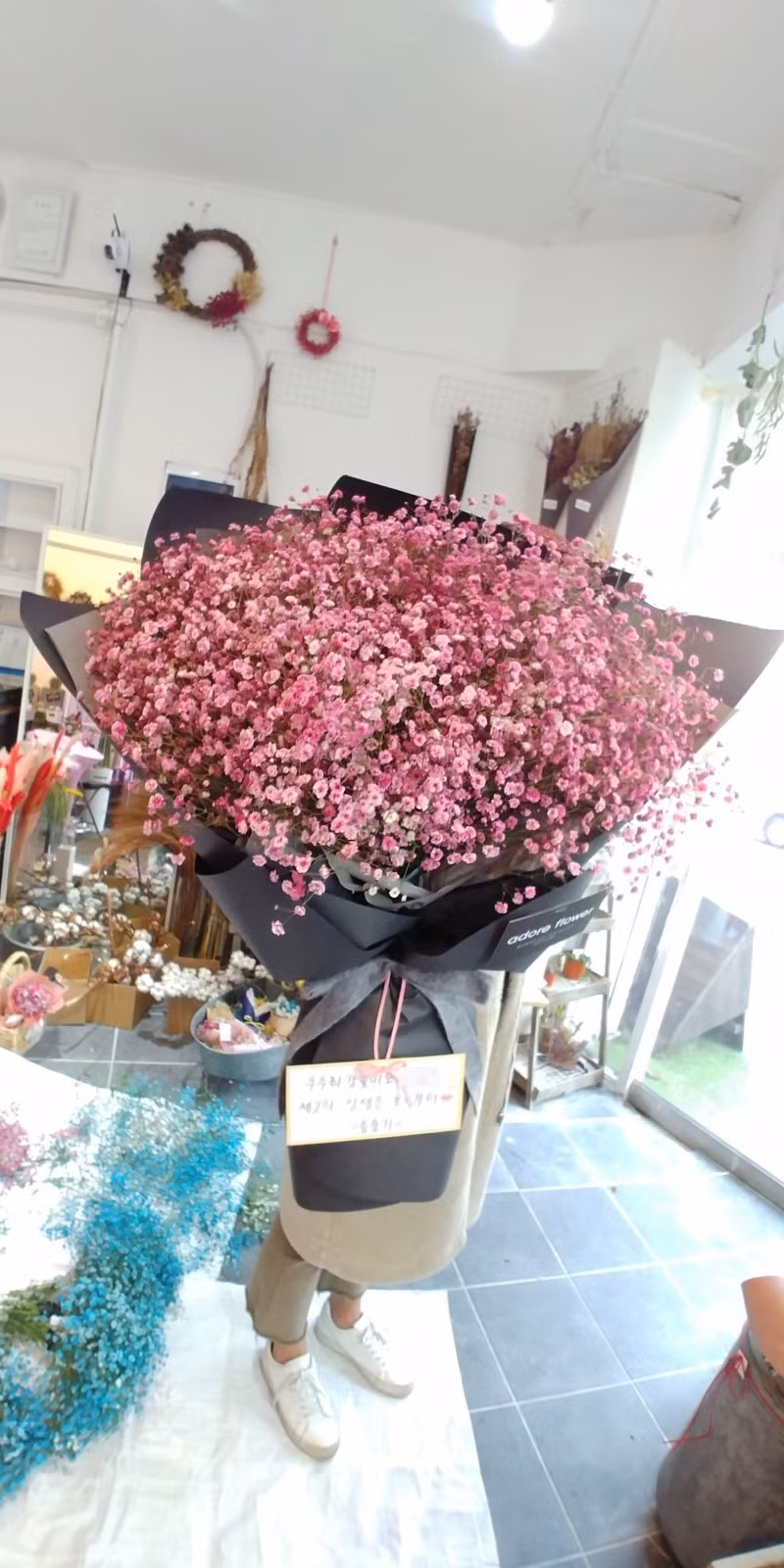 Vào dịp kỷ niệm 100 ngày cưới, Song Joong Ki đặt một bó hoa hồng phấn siêu lớn để tặng bà xã.