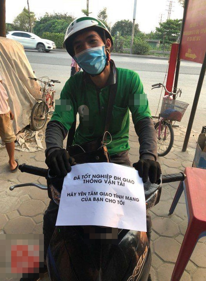 Anh chàng trưng biển “đã tốt nghiệp đại học” khiến nhiều người thích thú.