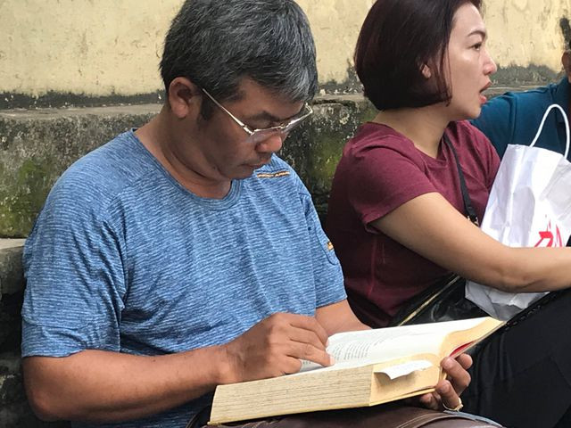 Phụ huynh ngồi chờ con tại điểm thi Trường THCS Võ Trường Toản, Q.1