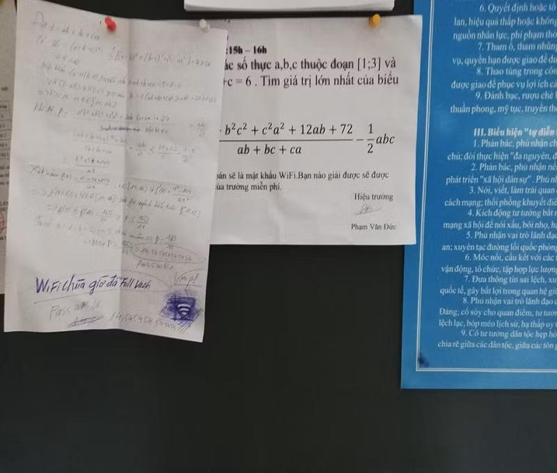 Vị cứu tinh nào đó đã giải ra đáp án bài toán và chia sẻ cho 500 anh em trong trường.