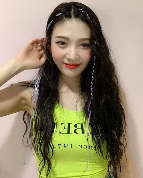 Kiểu tóc tết ruy băng này thường xuyên được Joy áp dụng gần đây, giúp cô nàng tôn lên nhan sắc. 