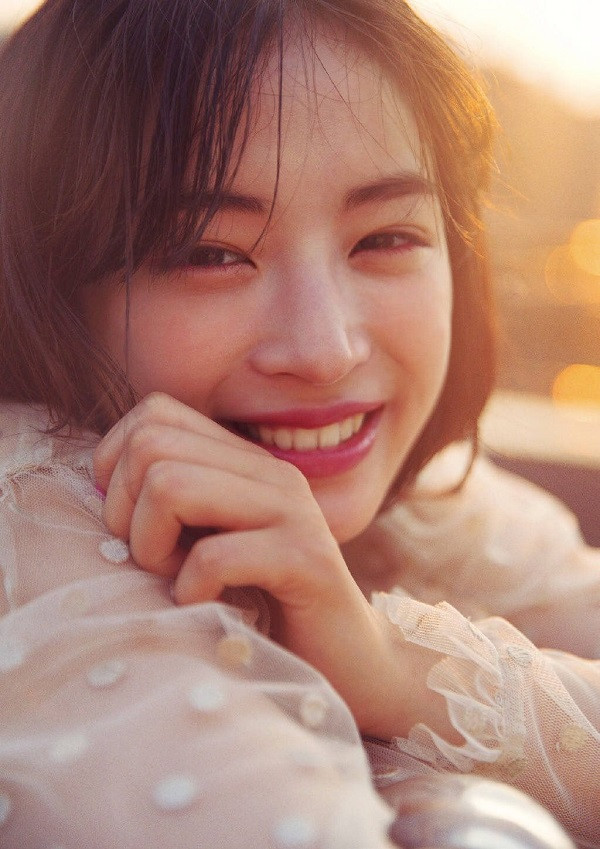 Nụ cười tươi rói đầy sức sống đã trở thành một điểm ấn tượng khó quên khi nhớ về Suzu Hirose.