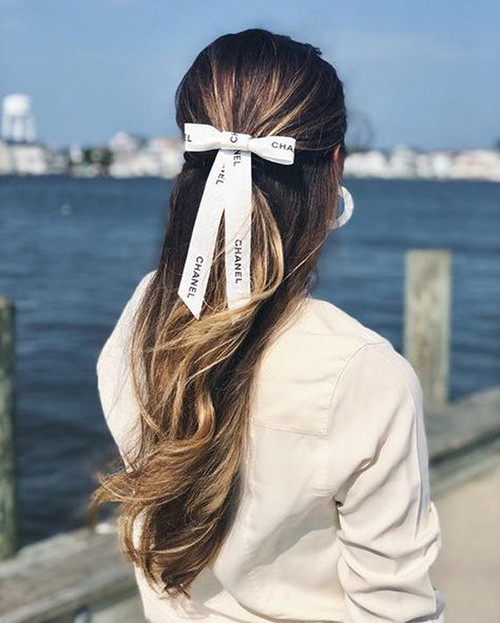 Quả thực chỉ là chiếc nơ đơn giản thôi nhưng ai nhìn vào cũng phải trầm trồ về độ sang chảnh. Bởi phải mua đồ hiệu đắt đỏ thì chủ nhân của nó mới có sợi ruy băng này để mà buộc tóc.