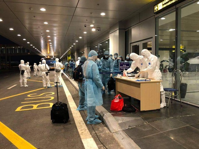 Sau khi máy bay hạ cánh, toàn bộ 29 hành khách và phi hành đoàn được kiểm dịch chặt chẽ. Tất cả sẽ được cách ly và theo dõi y tế trong 14 ngày tại Vân Đồn.