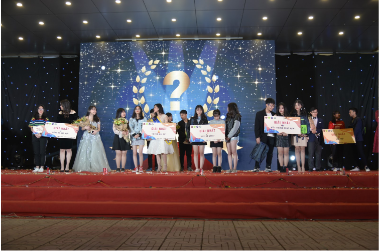 Quận Bình Đẳng đã giành giải Nhất "Bóng đá kết hợp", danh hiệu "Chiếc giày vàng" và "Gang tay vàng" thuộc về các bạn Lê Hoàng Hiền, Trần Khánh Huyền. Học sinh nam của quận Hòa Thuận cũng giành giải Nhất cuộc thi "Cây cọ vàng".