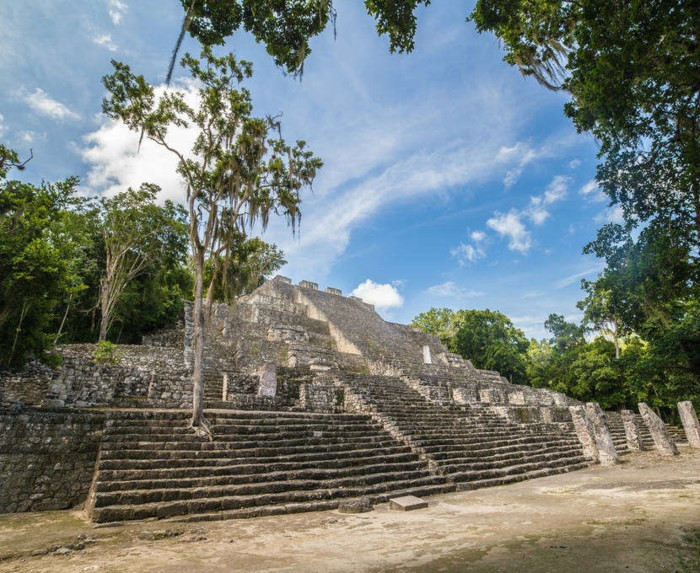 Thời kỳ hoàng kim của Calakmul là giai đoạn lịch sử từ năm 500 - 800. Khi ấy, nơi đây là một thành phố vô cùng phát triển với hơn 50.000 người dân sinh sống, 6.700 công trình kiến trúc và nắm giữ nhiều bí mật thương mại.