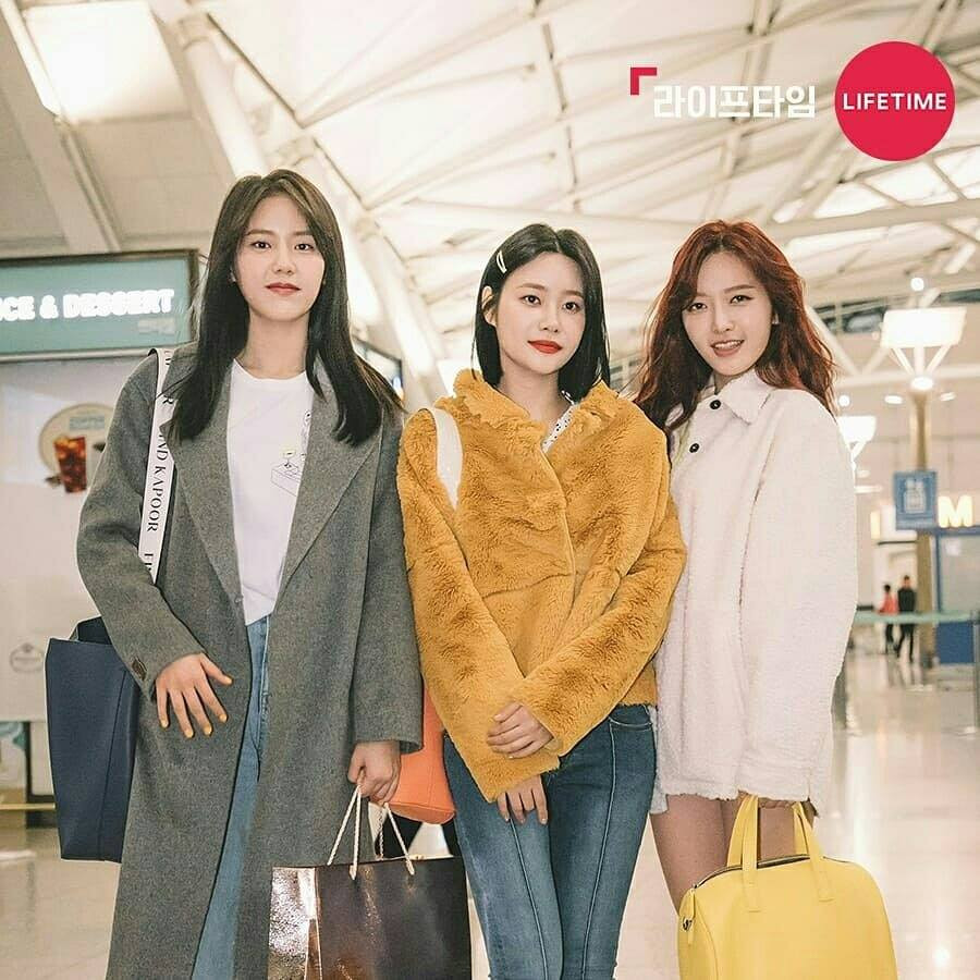 Các cô gái rạng rỡ ở sân bay. (Nguồn: Lifetime Korea).