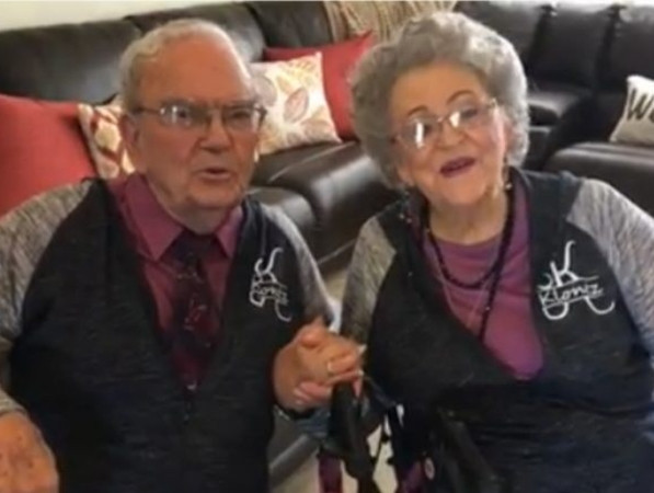 Ngày nào họ cũng mặc đồ đôi!