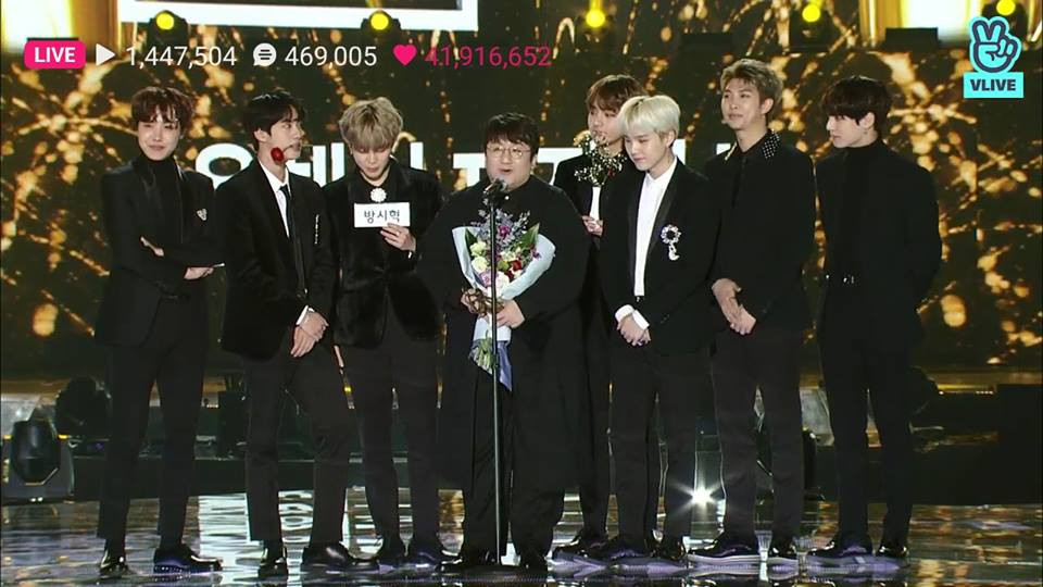 Bang PD lên nhận giải có 7 chàng 