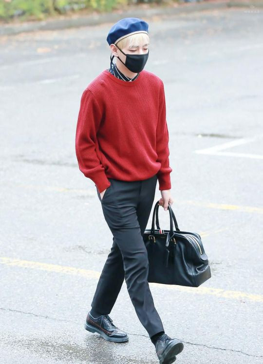 Những set đồ mà V chọn luôn khác biệt với đám đông, nhưng lại không bị xem là kỳ quái. Chỉ là những món đồ cơ bản dễ mặc thôi, nhưng V phối hợp rất khéo léo để trở nên thời trang và nổi bật.