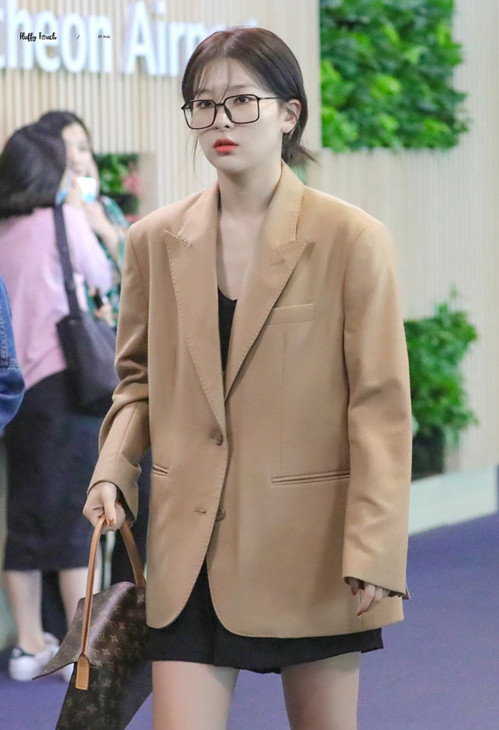 Seulgi (Red Velvet) mặc áo khoác dáng rộng oversized, kết hợp cùng chân váy xòe tạo nên tổng thể rất trẻ trung.