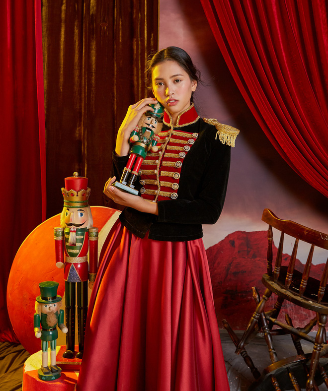  Dù đã từng hóa thân thành nữ chính Clara, nhưng Hoa hậu Tiểu Vy bật mí rằng sau khi xem xong bộ phim cô mới hiểu hết những chi tiết trong bộ ảnh mình đã từng chụp. Chẳng hạn như vì sao Clara không chỉ mặc váy công chúa bồng bềnh mà còn diện đồ của một người lính thực sự.