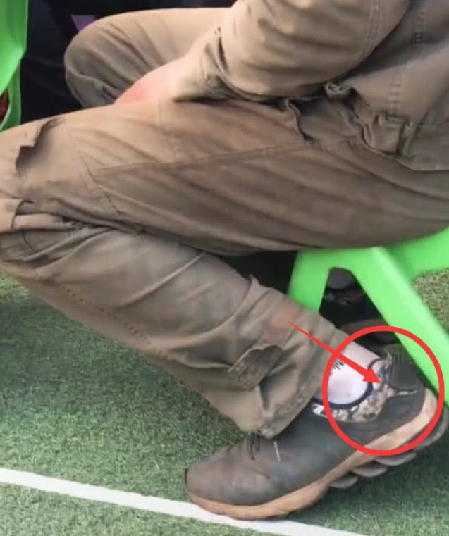 Đôi giày cũ rách, đầy bụi bẩn.