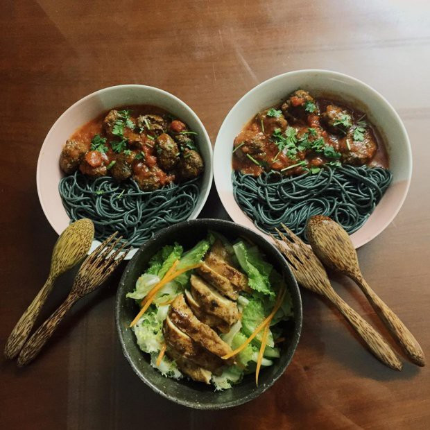 Mỳ tinh than tre với thịt bò băm sốt cà chua cùng Salad gà nướng