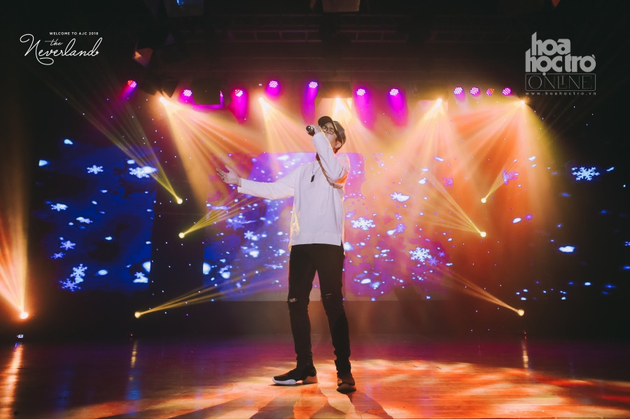 Phần được các bạn tân sinh viên quan tâm và mong chờ nhất đó chính là sự xuất hiện của nam ca sĩ đình đám Bùi Anh Tuấn với hàng loạt bài hát như: “Buông”, “Thanh xuân của chúng ta”, “Chốn cũ”, “Chia tay”, “Hẹn một mai”.