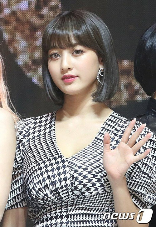 Thời gian qua, Jihyo trở thành tâm điểm chú ý vì xác nhận hẹn hò với Kang Daniel. Cô nàng là thành viên đầu tiên của TWICE công bố chuyện yêu đương và khá lúng túng khi có phóng viên hỏi thăm chuyện tình cảm.