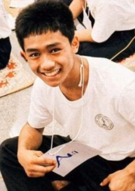 Adul là người duy nhất trong đội bóng có thể trò chuyện với các thợ lặn bằng tiếng Anh trong hang Tham Luang. (Ảnh: Dailymail)