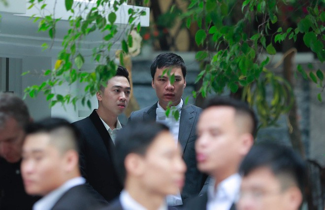 Đúng 9h sáng, đoàn xe rước dâu của chú rể đã có mặt tại khu chung cư cao cấp nơi gia đình cô dâu Á hậu Thanh Tú đang sống.