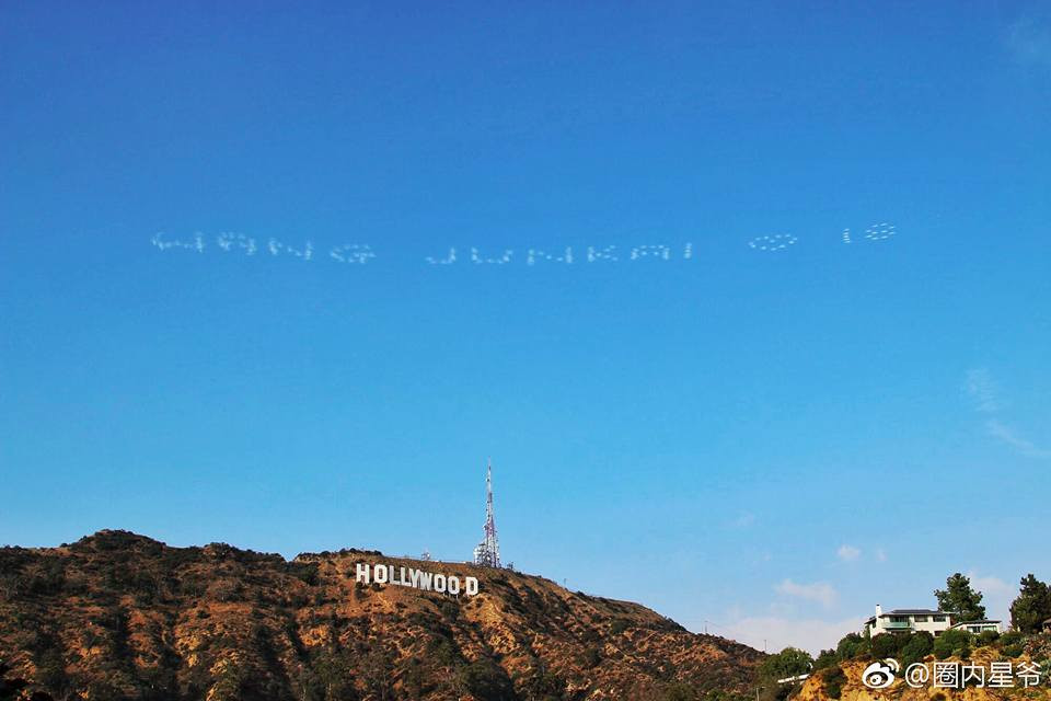 Viết lời chúc mừng trên bầu trời Hollywood