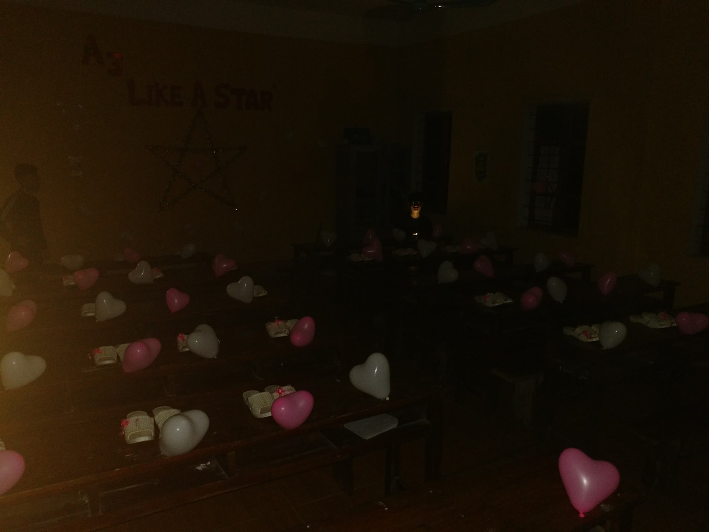 Lên trường từ tối hôm trước để chuẩn bị