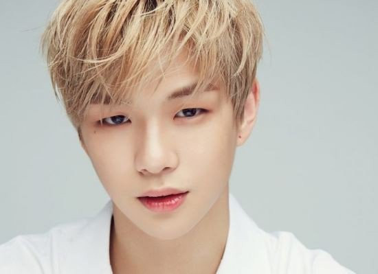 Thực ra trên khuôn mặt của Kang Daniel có đến 3 nốt ruồi, nhưng khi trang điểm thì chỉ thấy rõ nhất nốt ruồi lệ nơi đuôi mắt. Người ta thường nói ai có nốt ruồi lệ thì thường hay khóc, tuy nhiên Daniel hiếm khi rơi nước mắt. Fan “than thở” rằng tìm hình Daniel khóc cũng không khác gì mò kim đáy bể. Tuy hay cười và dễ cười nhưng Daniel cũng là một chàng trai rất sâu sắc và mạnh mẽ, hiếm khi nào để lộ nỗi buồn của mình. Daniel từng nói rằng: “Người nào càng có nhiều vết sẹo, người đó càng cười nhiều hơn, giống như em vậy”.